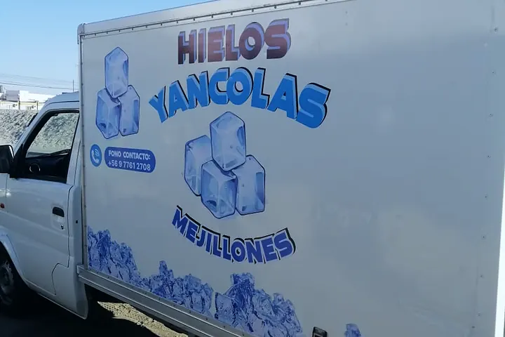 Camión de reparto rotulado con el logo de Hielos Yancolas