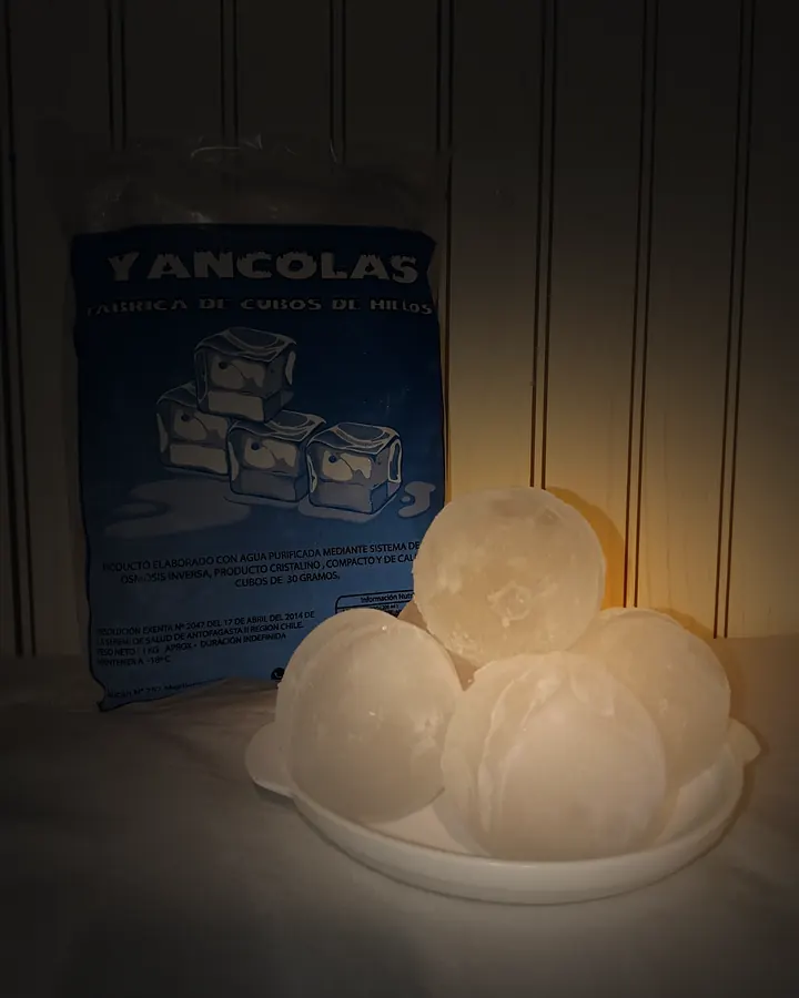 Esferas de hielo en un plato junto a una bolsa Yancolas