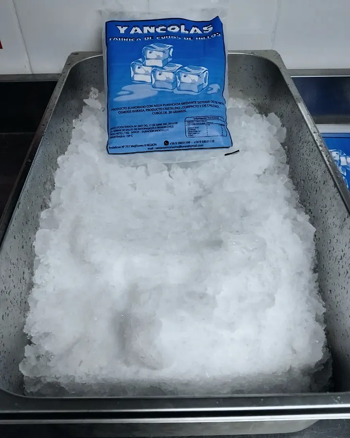 Bolsa Yancolas sobre hielo molido en una bandeja de acero