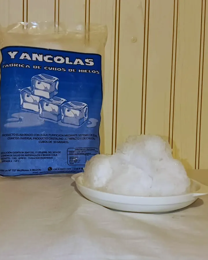 Hielo molido en un plato, junto a una bolsa Yancolas